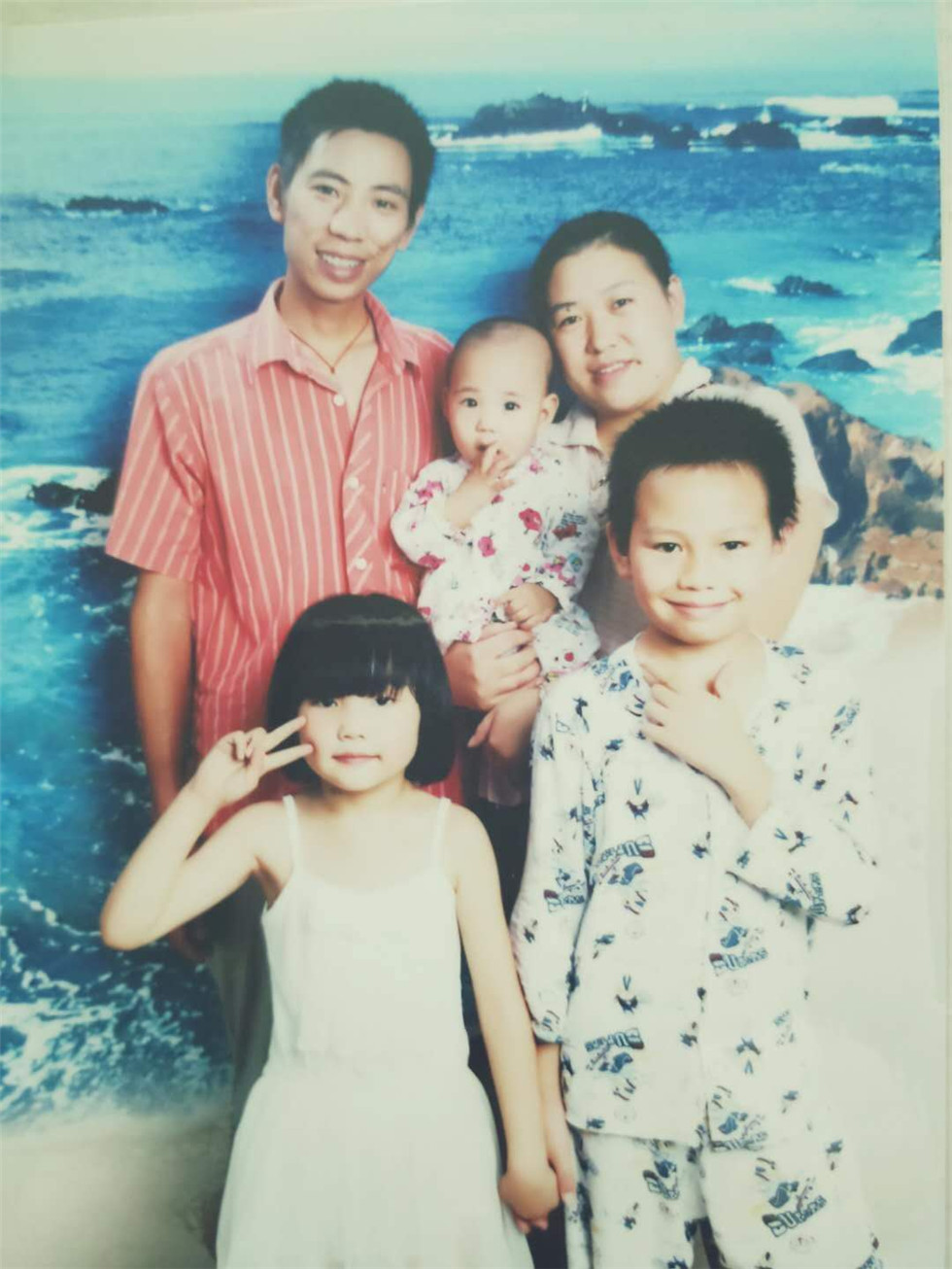 谢虹兰全家福.jpg
